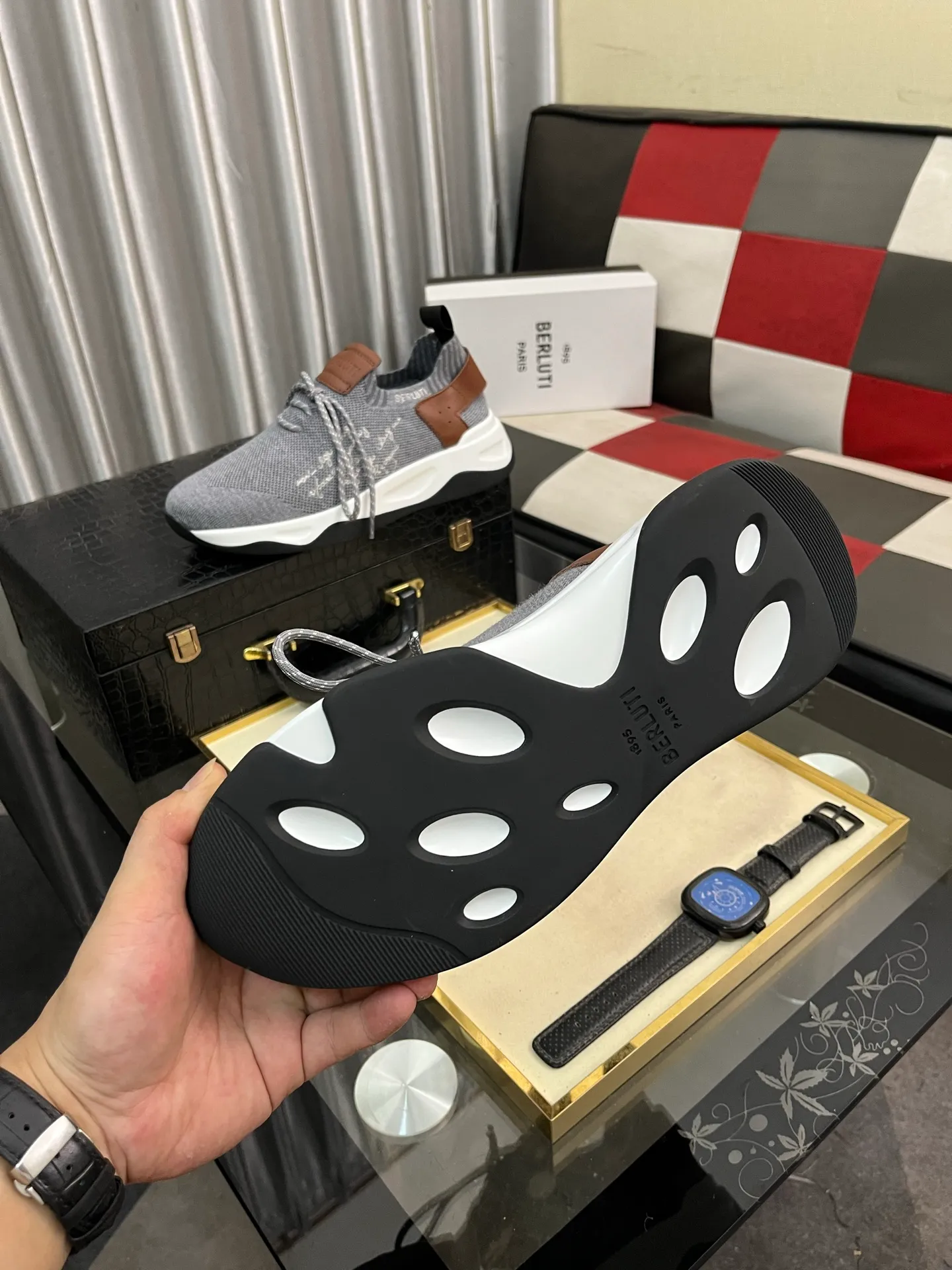 Men's Men's Shoes 💰400⌚️⌚️Berlut* France's top men's shoes, Berluti brand broke the rules in its first show and launched a new Edge shoe last. This model is hand-crafted with exquisite and fashionable fly-woven cowhide, a water-dyed cowhide lining, and an original color-blocked lightweight and wear-resistant rubber sole. This bold improvement of the iconic shoe last is of great significance to the creative work of its unique shape and edge width. On Alessandro shoes, this sharp-edged silhouette is made more see-through through Kris' bold and professional new Cloudy dyeing, making it classic and fashionable! Size: 38-46